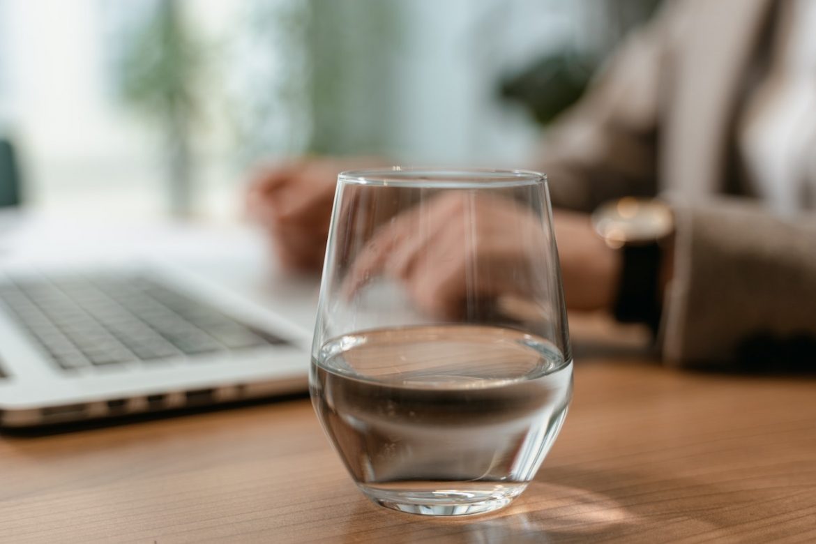 Szklanka wody – fot. pexels.com